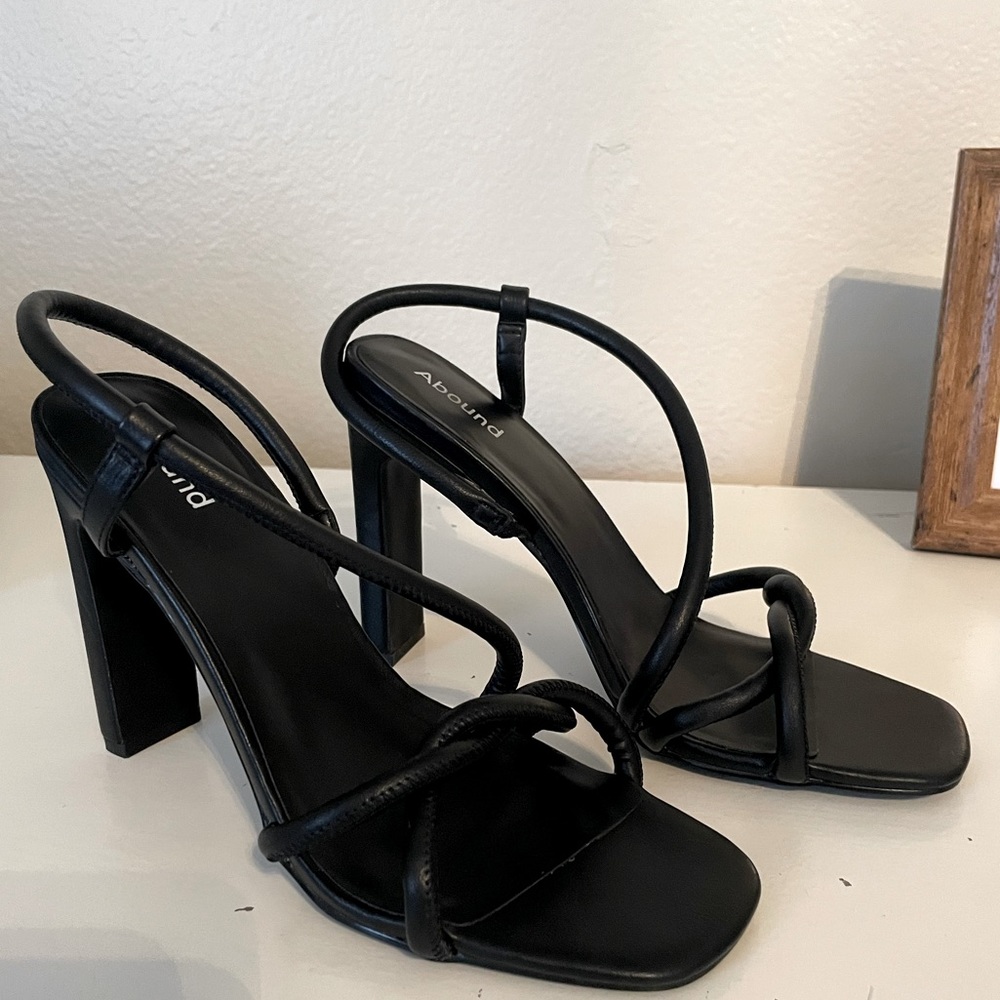 Squared tow Abound Black strapped Heels